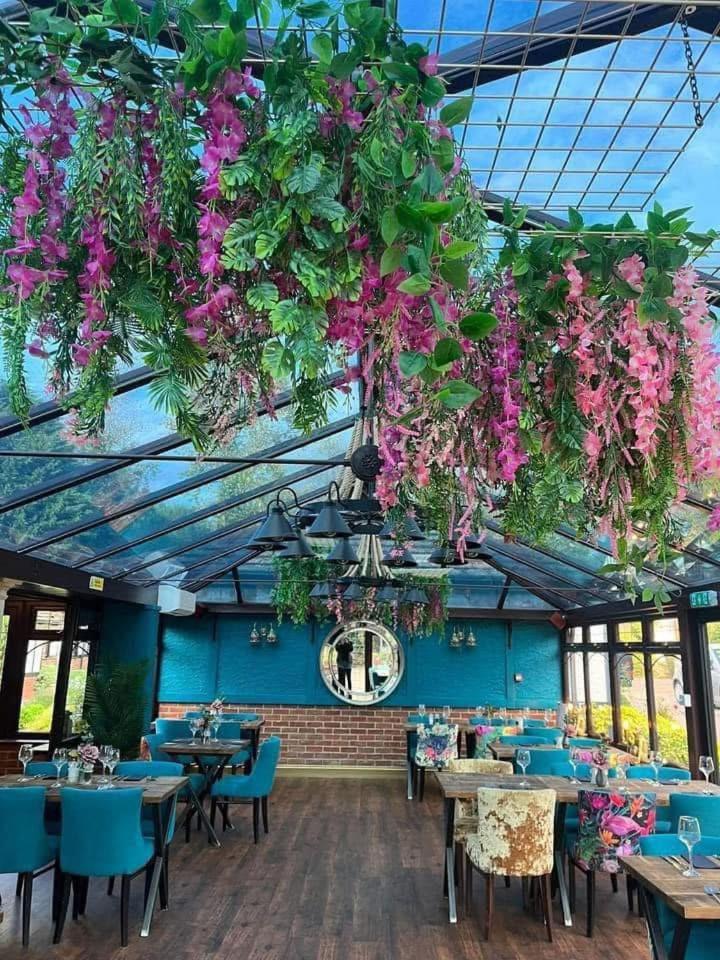 The Stanwick Hotel Bagian luar foto