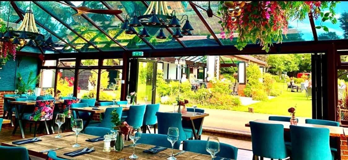 The Stanwick Hotel Bagian luar foto